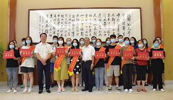 風(fēng)好正揚帆，奮斗正當(dāng)時|廣東霸王花集團(tuán)舉行2021年高考獎學(xué)金發(fā)放儀式