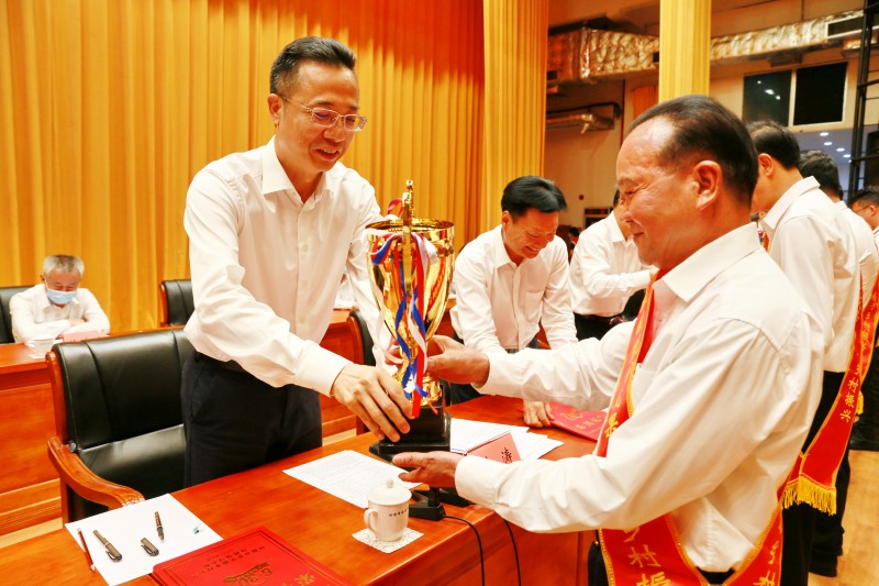 2022年6月30日,廣東霸王花集團榮獲河源市2021年度廣東扶貧濟困“萬綠杯”金杯及“2021年東源縣扶貧濟困獎”金獎。