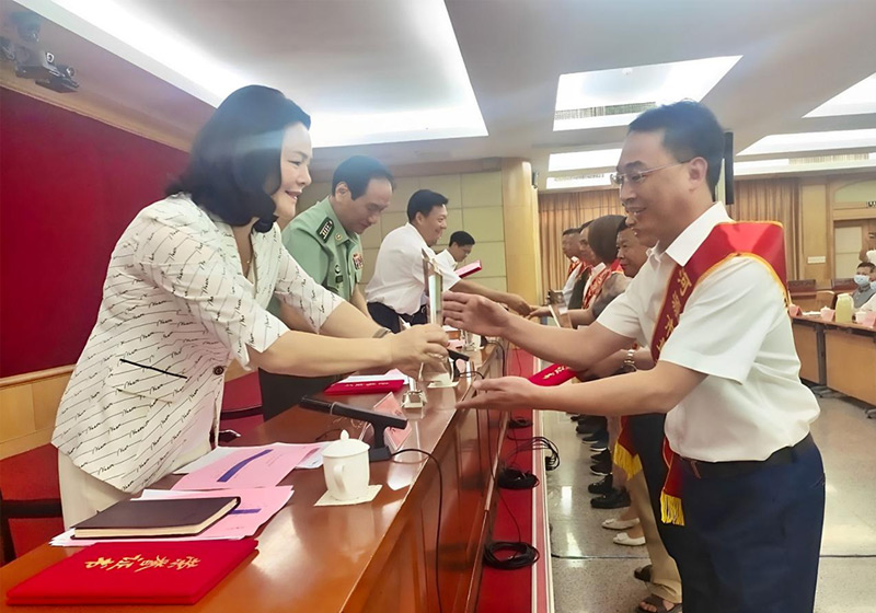 2023年6月28日,廣東霸王花集團總裁朱榮業(yè)榮獲2023年度河源市“最美擁軍人物”。