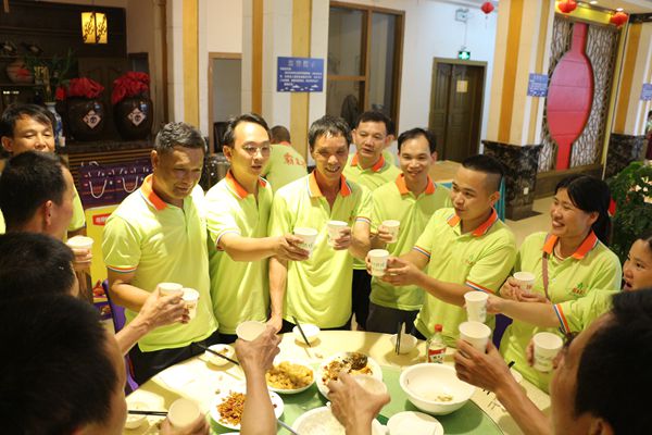 廣東霸王花集團桂林之旅——執行總裁朱榮業率高層敬酒.jpg