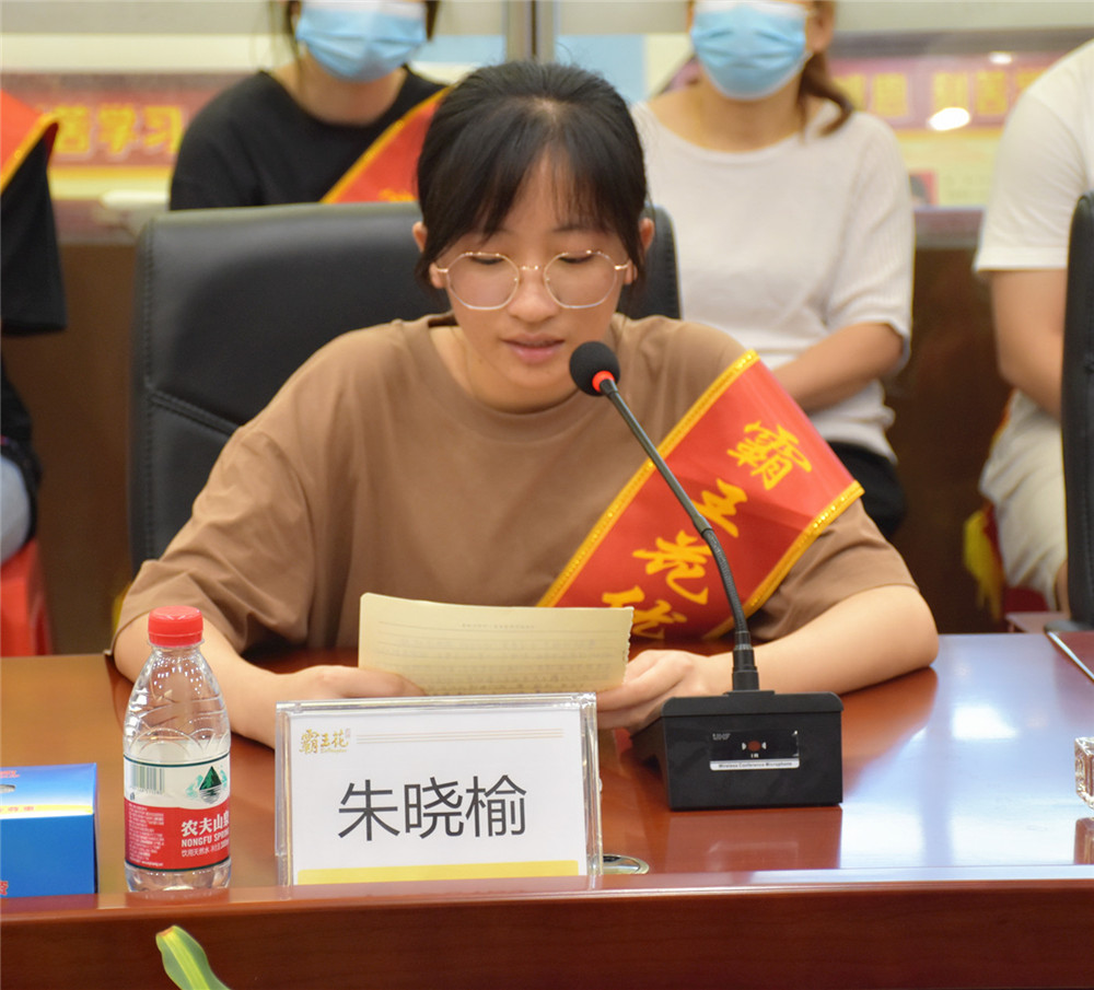 學生代表發言朱曉瑜.jpg