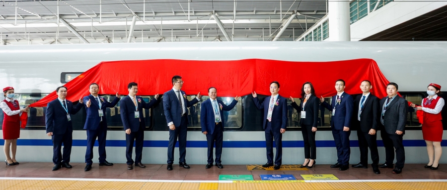 朱日楊董事長、朱榮業總裁等人共同為車身貼揭幕.jpg
