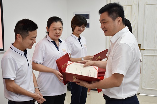 朱利昀副總裁為學員頒獎.jpg